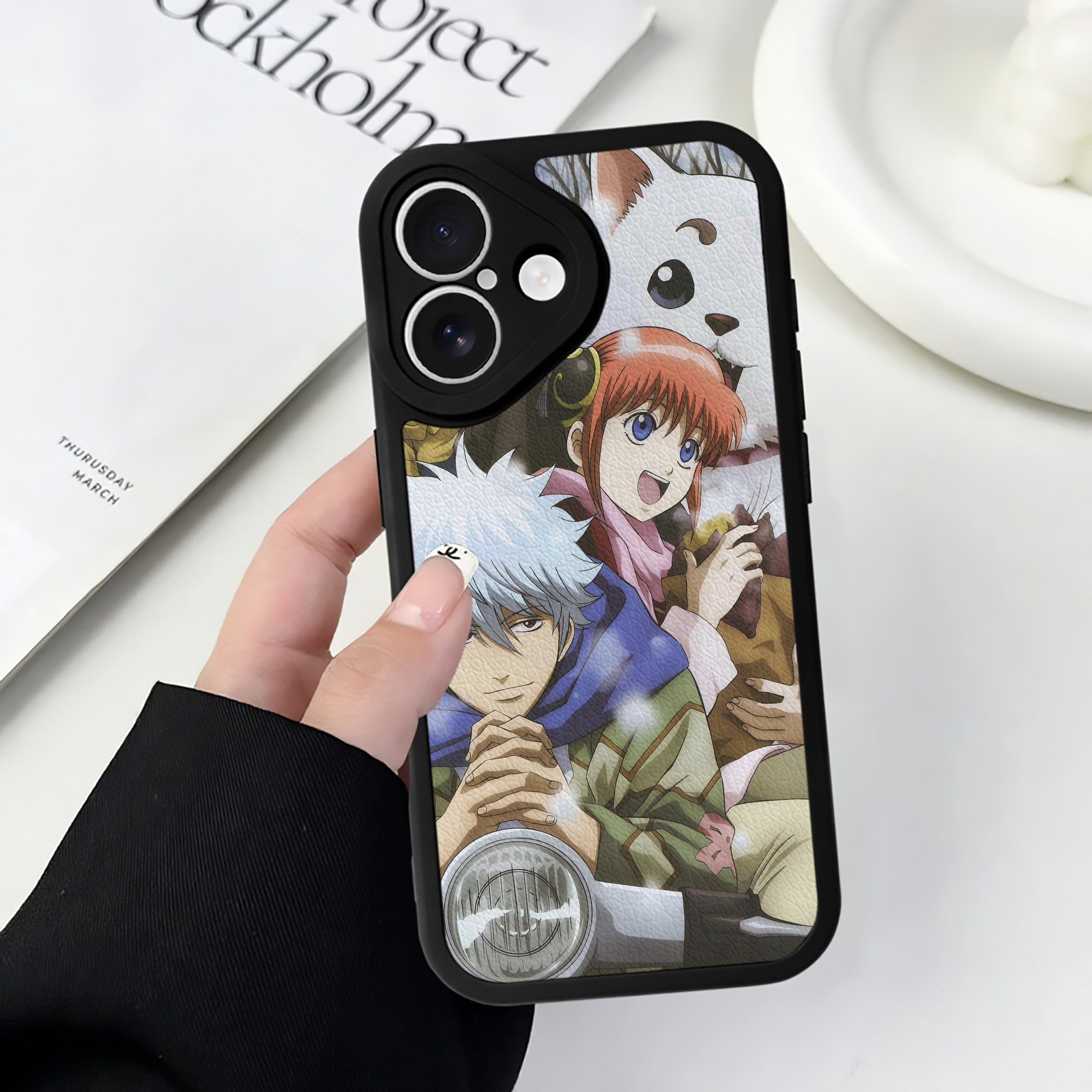 （画像用） ぎんたま 坂田銀時（さかたぎんとき） 神楽 志村新八（しむら しんぱち） GINTAMA Sakata Gintoki Kagura Shimura Shinpachi 【iPhone 16シリーズ対応】シリコンスマホケース（レザー調） 材質：シリコン